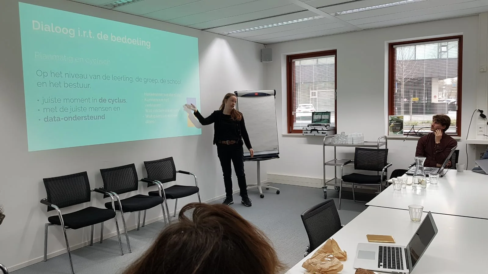 Maybelle Groeneschey presenteert de slide ‘Dialoog i.r.t. de bedoeling: planmatig en cyclisch’