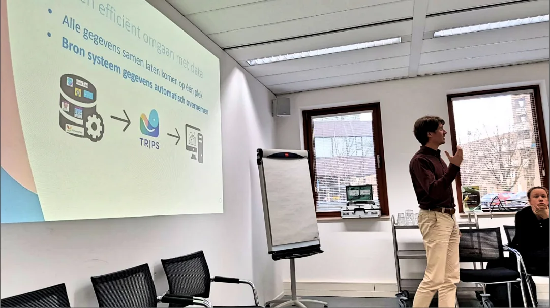 Robert Iepsma presenteert een slide over slim en efficiënt omgaan met data: gegevens uit bronsystemen automatisch overnemen in TRIPS