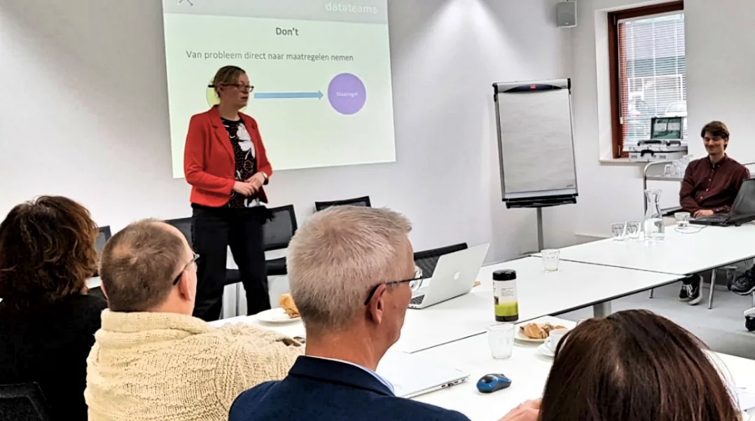 Kim Schildkamp presenteert de slide ‘Don’t: van probleem direct naar maatregelen nemen’