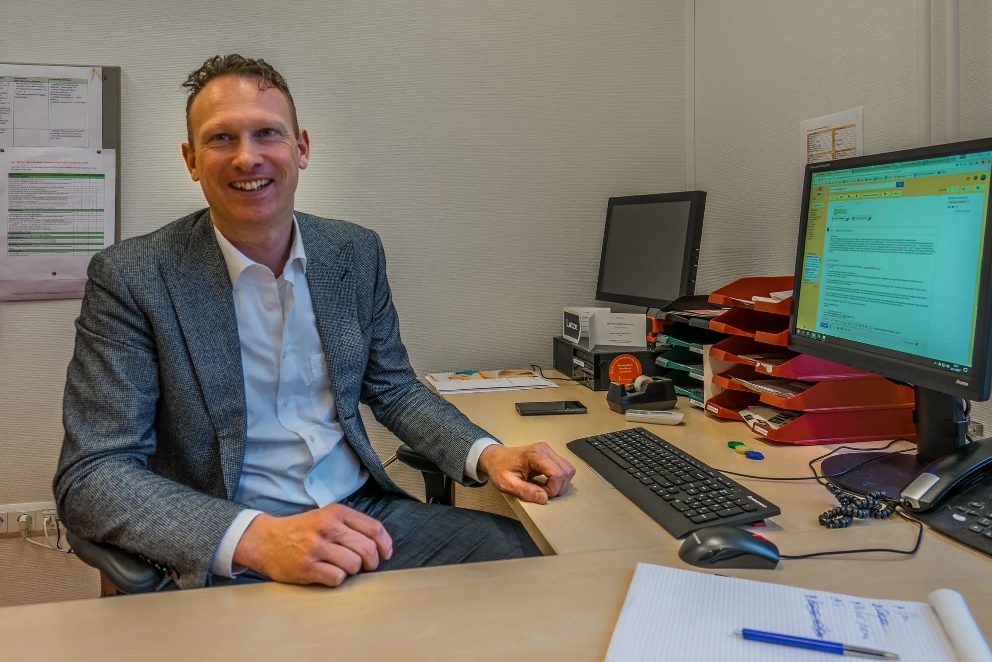 Erik Scheerder aan zijn bureau op de Gerhardschool
